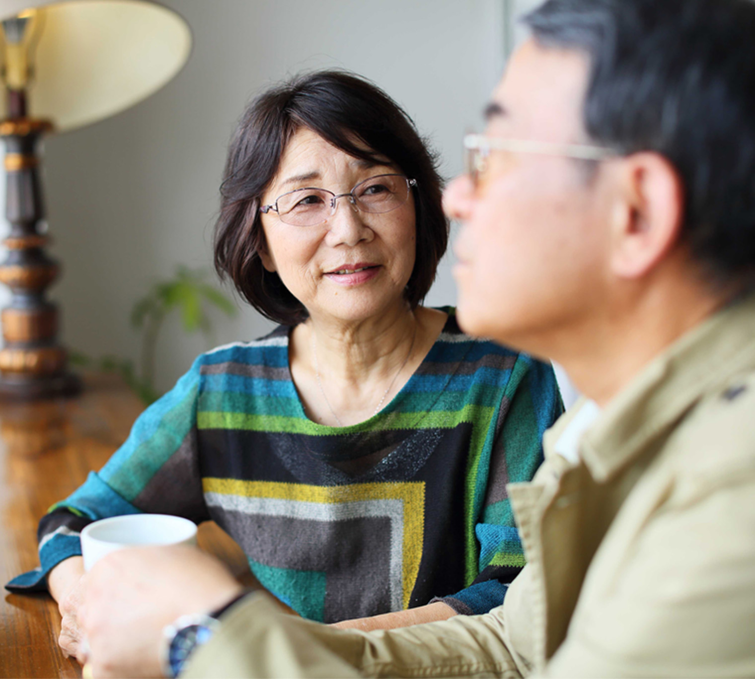 couple âgé, personne atteinte de démence, s'occuper d'un partenaire atteint de démence